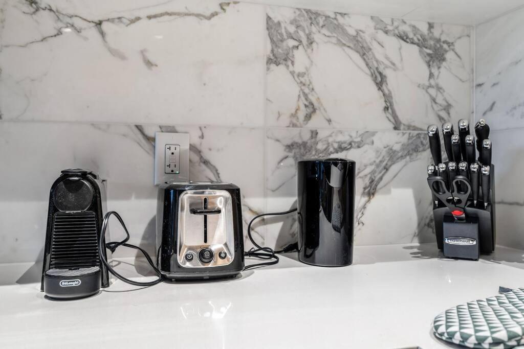 Modern Comfort At Ubc: 1Br Condo Near Campus 밴쿠버 외부 사진